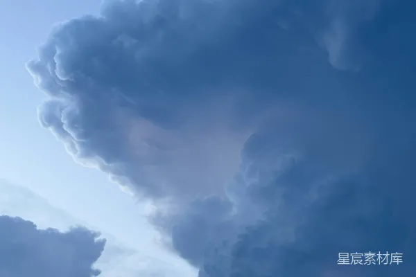 高清摄影 黑暗乌云中闪电的击落。