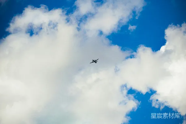 高清摄影 高空飞行的小飞机。
