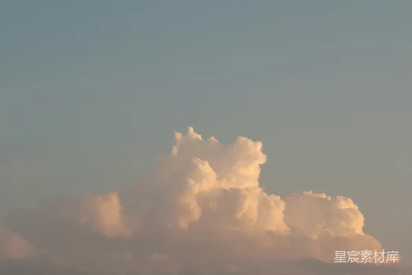 高清摄影 天空中飞行的飞机，背景是云朵。