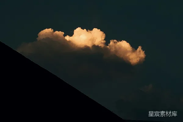 高清摄影 夕阳照射下的一片云。