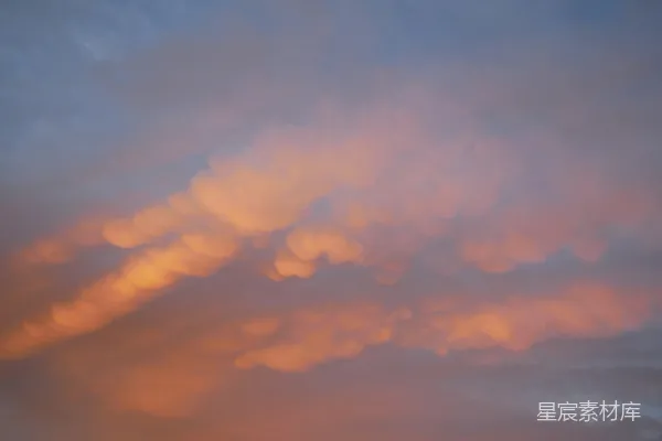 高清摄影 夕阳西下，天空呈现出粉蓝的色彩。