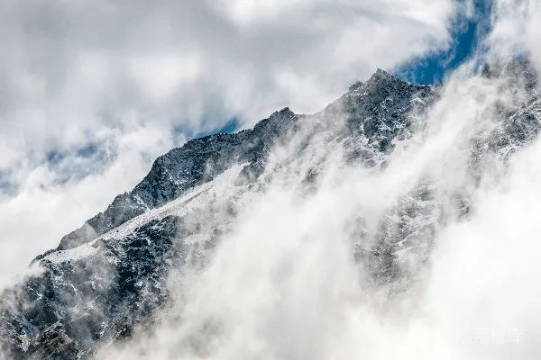 高清摄影 白雪覆盖的山被雾气笼罩着。