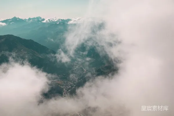 高清摄影 云层覆盖的山的俯视图