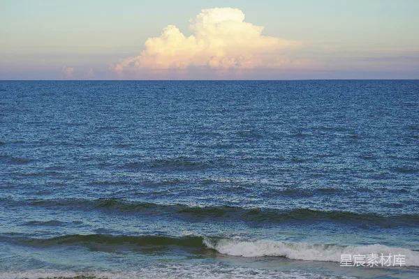 高清摄影 海边白天海浪拍击岸边的景象