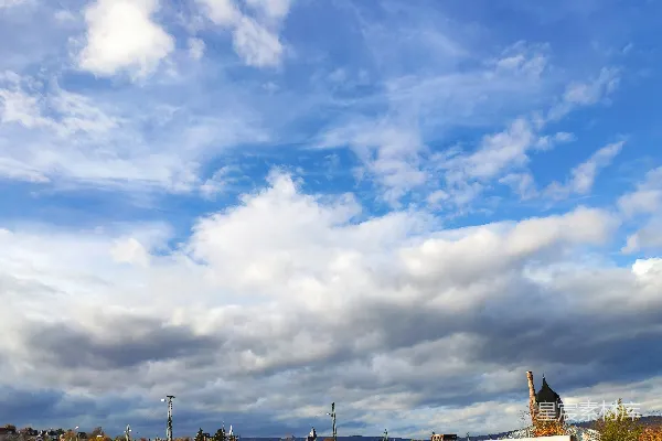 高清摄影 一幅云雾缭绕的天空俯瞰城市的画面
