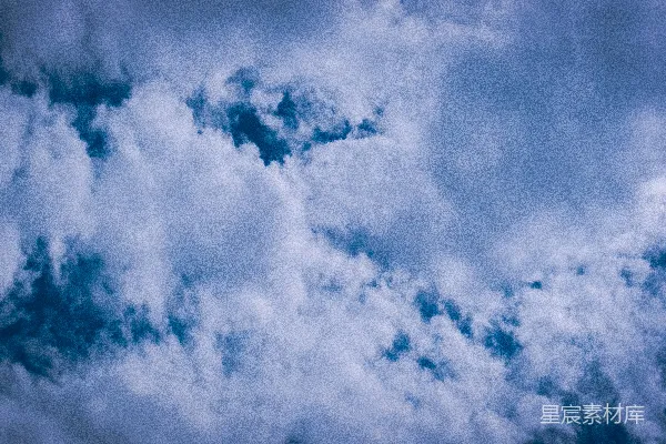 高清摄影 一架飞机在云层中穿越蔚蓝的天空