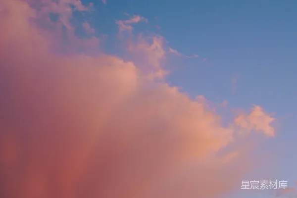 高清摄影 天空中飞行的一架飞机与一朵粉色的云朵