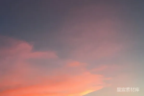 高清摄影 夕阳时分的橙色和黑色云朵