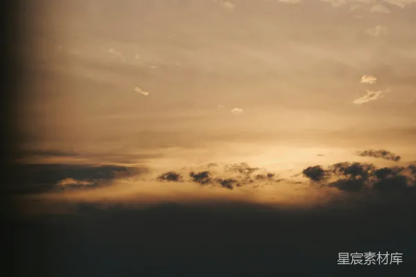 高清摄影 阴沉的天空，夕阳西下