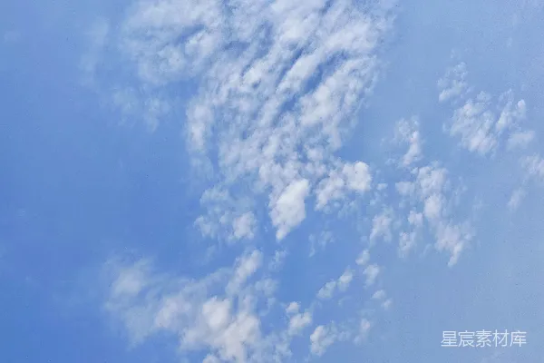 高清摄影 蔚蓝的天空中飘着缕缕白云。