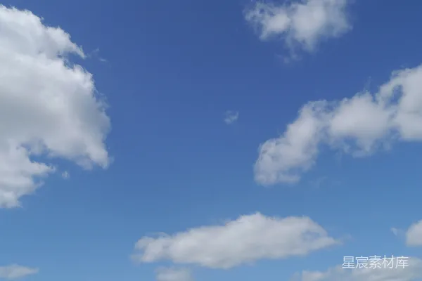 高清摄影 海滩上一群人在放风筝