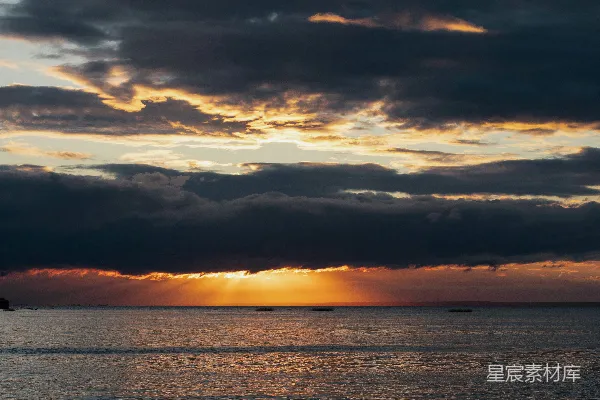 高清摄影 夕阳西下，海面上有一艘船。