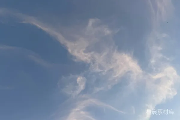高清摄影 轻薄的云在蓝天中飘动。