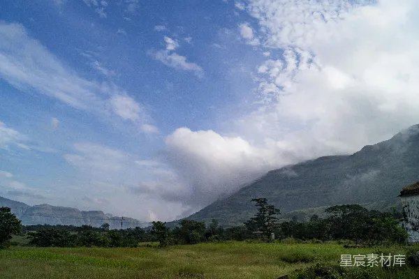 高清摄影 云天间草甸与远处山峦