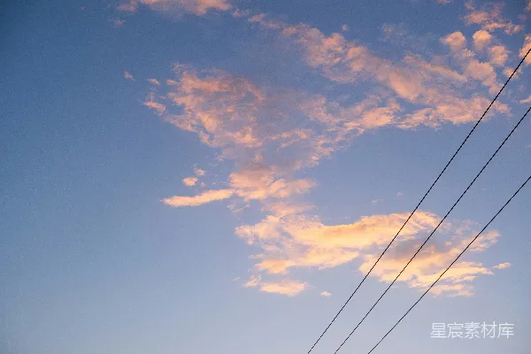 高清摄影 背景中的电线杆上有蓝天。