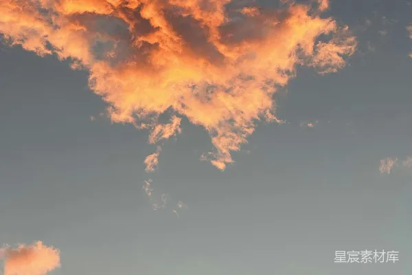高清摄影 一架飞机在黄昏时飞翔于天空中。