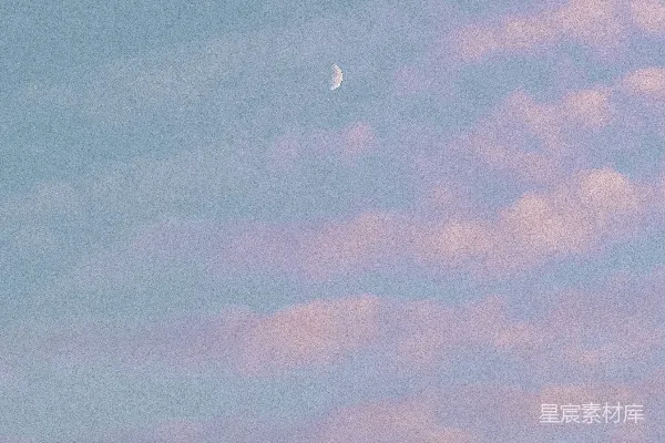 高清摄影 空中飞行的飞机，远处有一半月亮。
