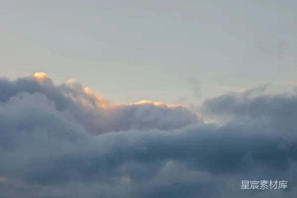 高清摄影 蓝天中透着暗淡而蓬松的云层的阳光。