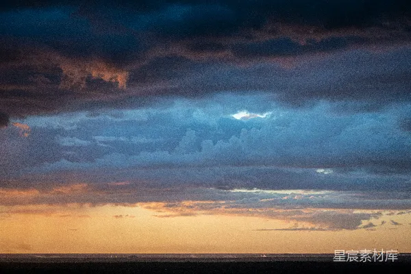 高清摄影 夕阳下的蓝天白云