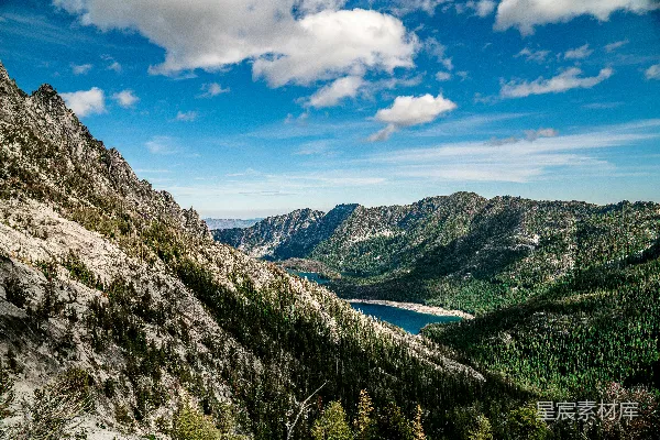 高清摄影 一幅山湖周围被树木环绕的美景