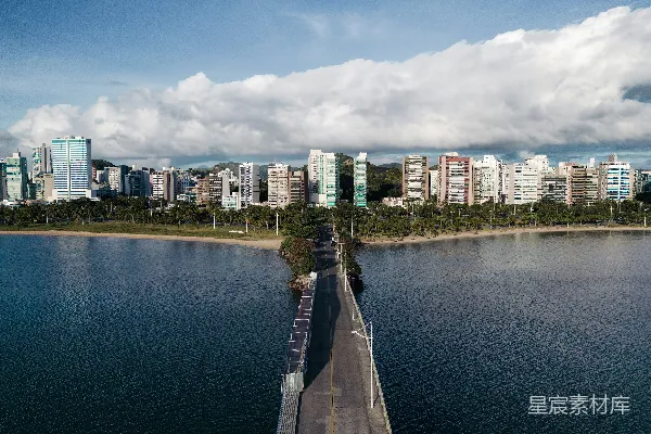 高清摄影 背景中有城市的一座跨水大桥
