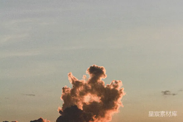 高清摄影 傍晚一只飞机在天空中飞行