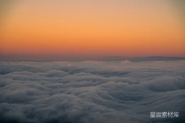 高清摄影 天空中的云彩正被夕阳染红