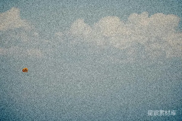 高清摄影 海边上空飘浮着一只黄色气球