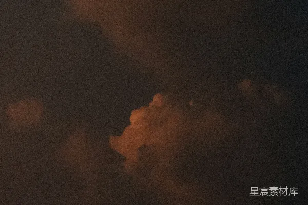 高清摄影 夜晚一架飞机穿过云层中的天空