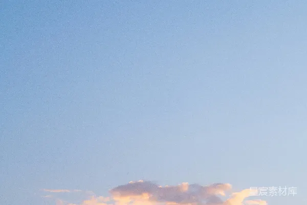 高清摄影 傍晚飞机在天空中飞行