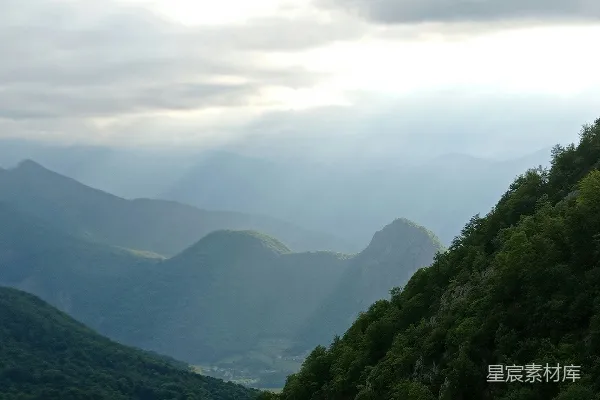 高清摄影 山间云层间的阳光照耀着