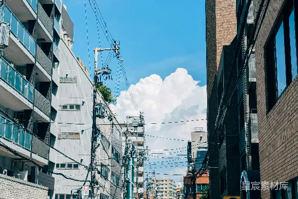 高清摄影 一条街道两旁矗立着高大的建筑物