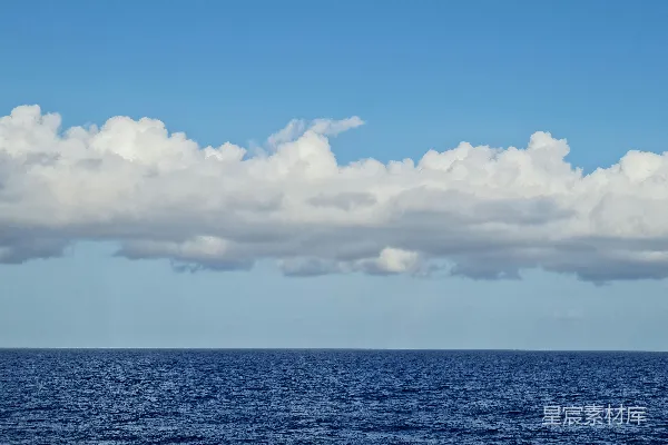 高清摄影 白昼蓝空下碧海蓝天间