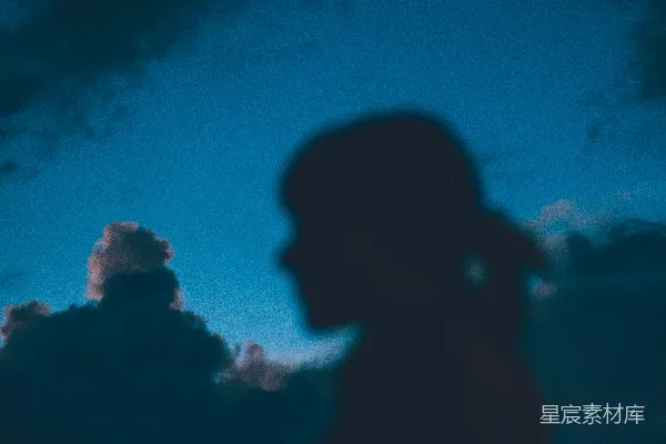 高清摄影 蓝白云间男子的轮廓