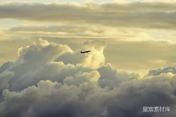 高清摄影 空中飞机穿云而过