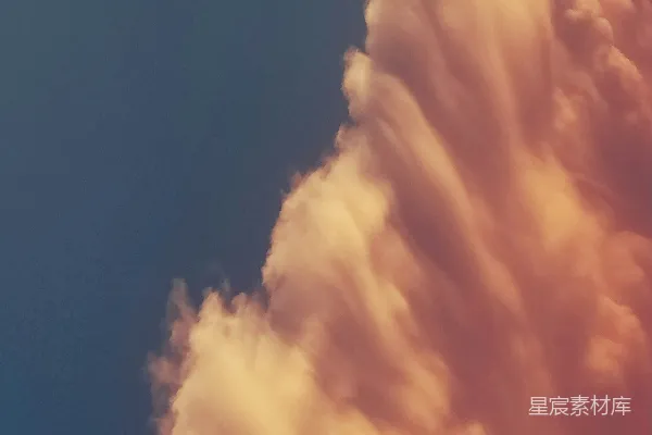 高清摄影 空中飞行的飞机周围有很多云朵