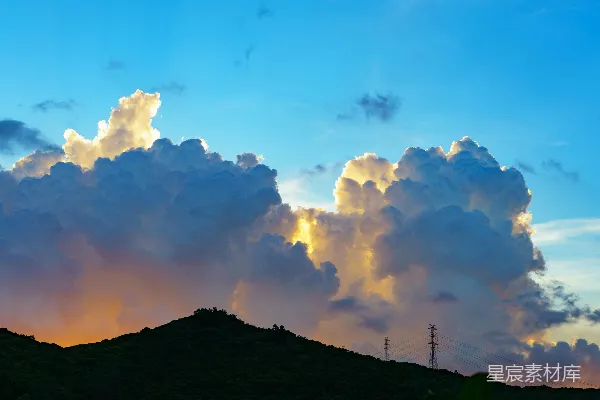 高清摄影 夕阳下戏剧性的云层照亮了黑暗的山丘。