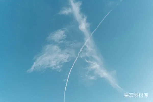 高清摄影 空中飞行的飞机在天空中留下一道尾迹。