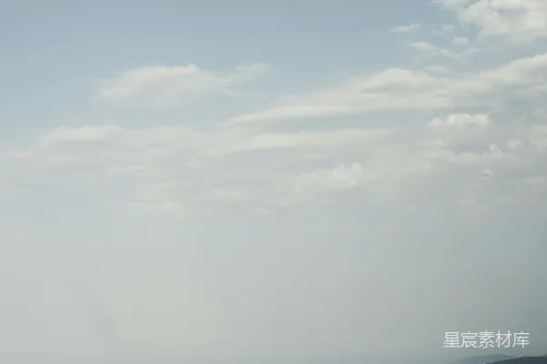 高清摄影 山顶上站立着一个人，背景是天空。