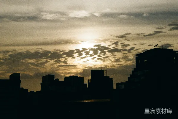 高清摄影 夕阳下云层间的建筑轮廓