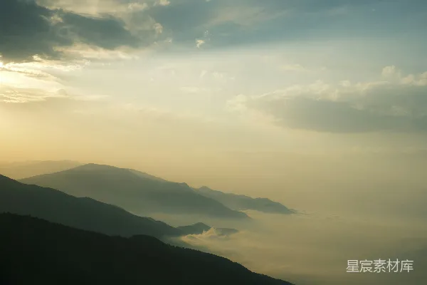 高清摄影 山中云雾缭绕的一景