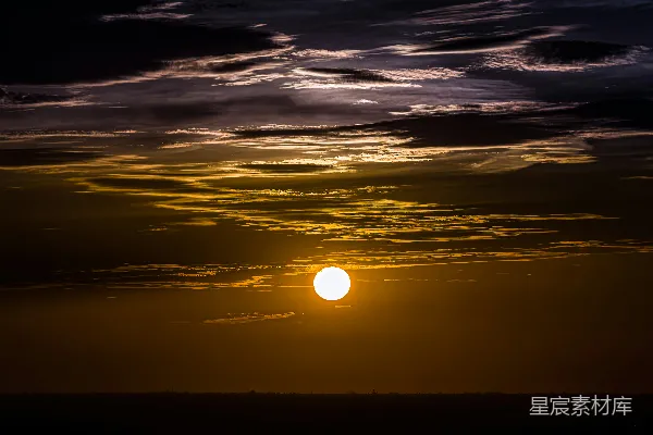 高清摄影 夕阳在汹涌云海背后缓缓沉落