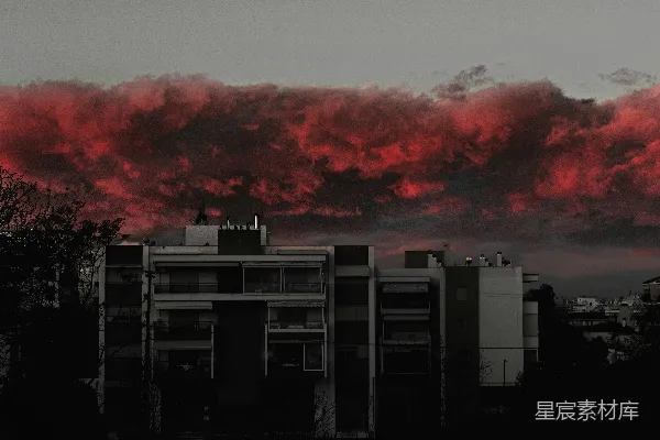 高清摄影 天空中有一片红云覆盖着一座城市。