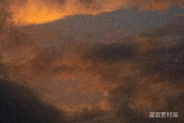 高清摄影 天空中有橙色光芒的乌云。