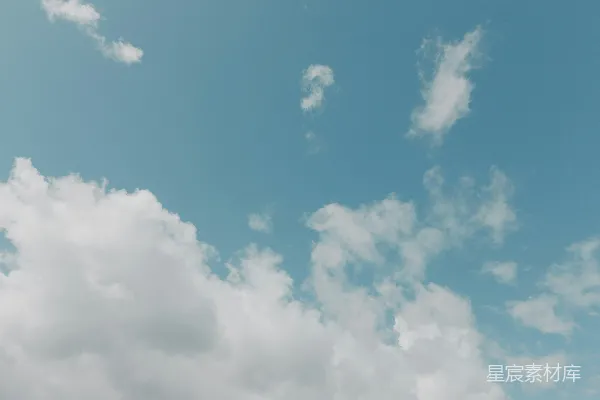 高清摄影 蓝天中有几朵白云。