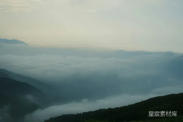 高清摄影 山间云雾缭绕的一景