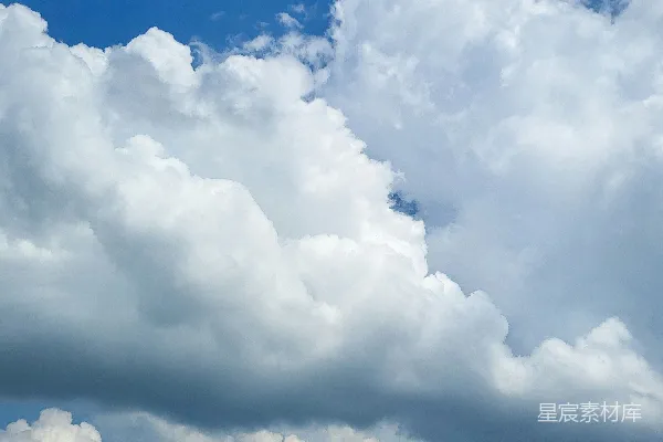 高清摄影 fluffy白的云朵漂浮在湛蓝的天空中。