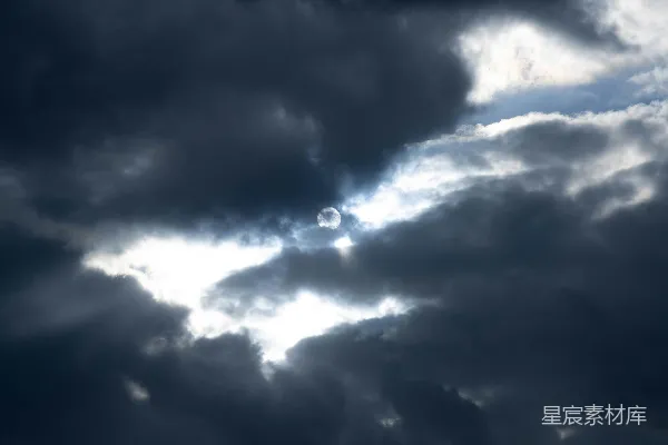 高清摄影 阴天但阳光穿透云层