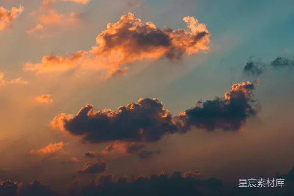 高清摄影 夕阳下的 dramatic 云朵显得格外明亮