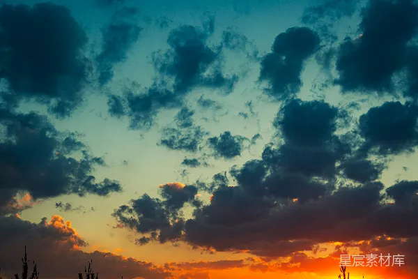 高清摄影 夕阳下的蓝橙相间的云彩天空